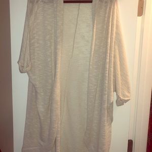 Cream / odd white cardigan quarter sleeve size M
